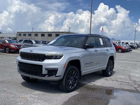 Used 2023 Jeep Grand Cherokee L Summit AWD/4WD image 4