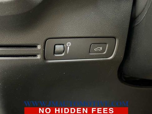 Used 2019 Volvo XC40 T5 Momentum image 33