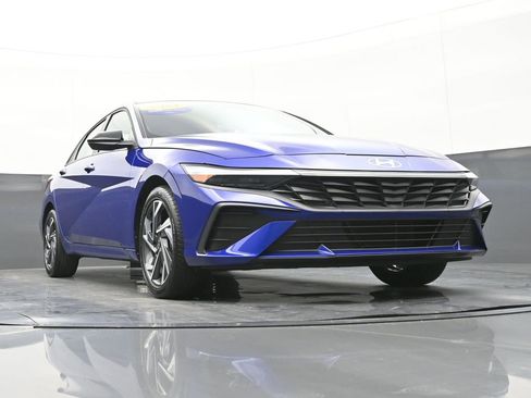 Certified 2025 Hyundai Elantra Sport image 44