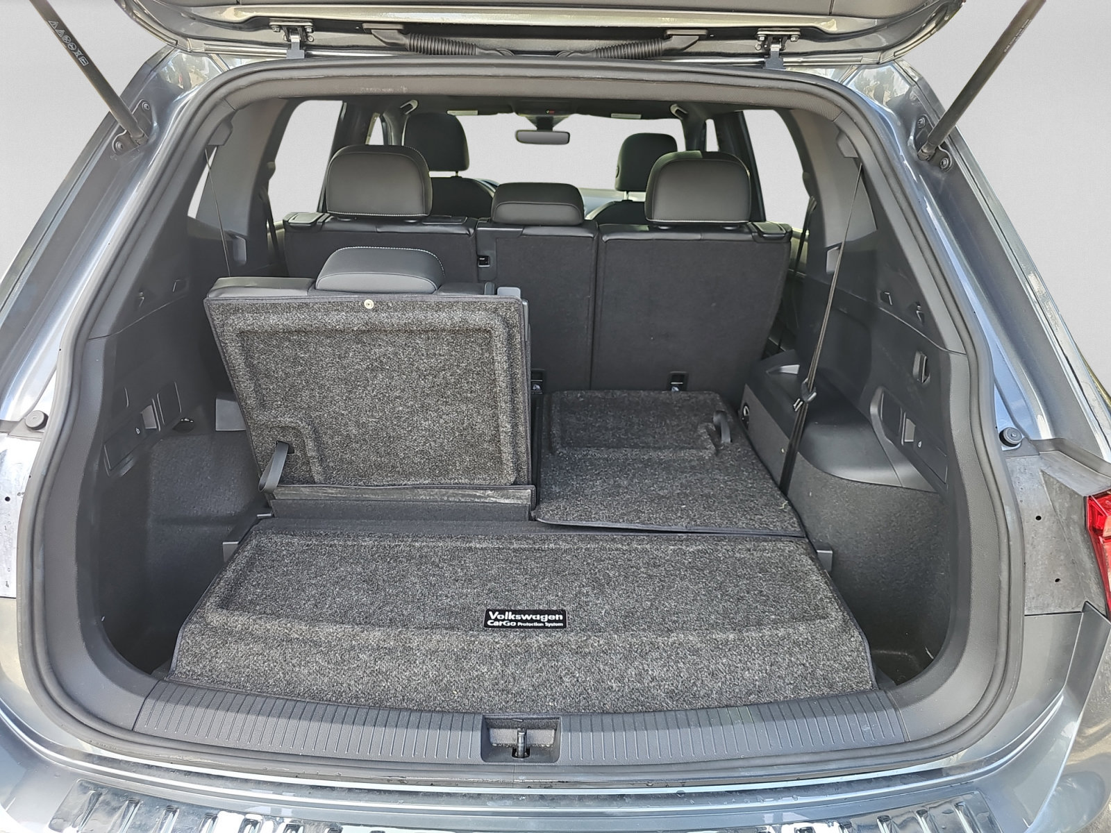 Used 2023 Volkswagen Tiguan SE R-Line FWD image 30
