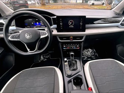 Certified 2025 Volkswagen Taos SE w/ Panoramic Sunroof Package image 15