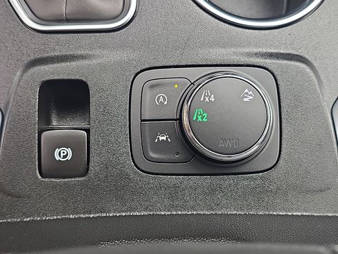 Used 2023 Chevrolet Traverse LT image 25