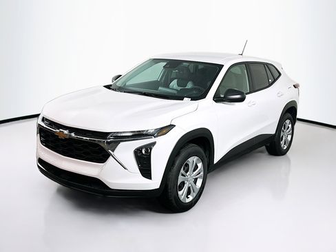 Used 2025 Chevrolet Trax LS FWD image 3