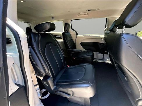 Used 2024 Chrysler Pacifica Touring-L FWD image 23