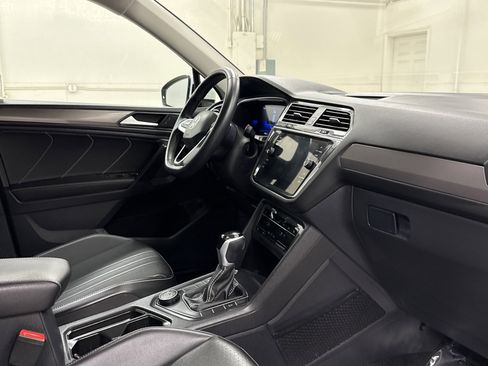 Used 2024 Volkswagen Tiguan SE image 31