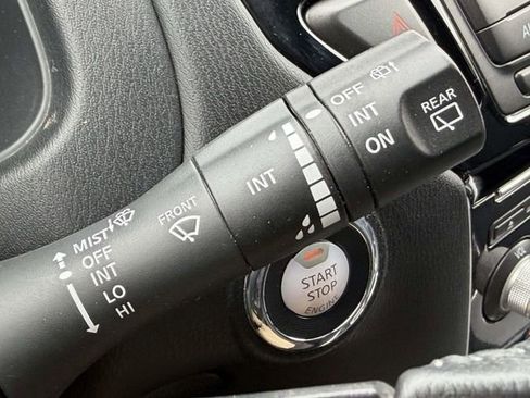 Used 2018 Nissan Pathfinder SV image 19