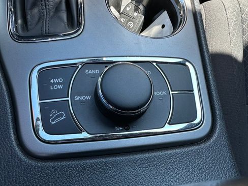 Used 2019 Jeep Grand Cherokee Laredo AWD/4WD image 22