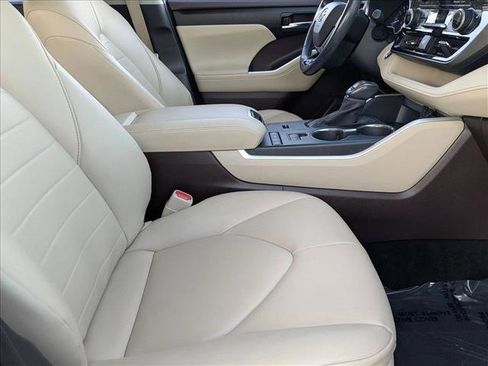 Used 2020 Toyota Highlander XLE image 20