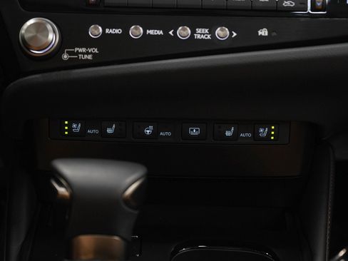 Used 2025 Lexus ES 350 w/ Luxury Package FWD image 17