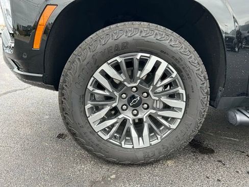 Used 2025 Chevrolet Suburban Z71 w/ Z71 Off-Road Package AWD/4WD image 11