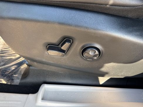 Used 2024 Chrysler Pacifica Select image 10