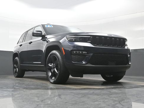 Used 2024 Jeep Grand Cherokee Limited w/ Black Appearance Package image 33