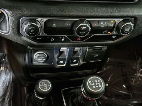 Used 2025 Jeep Wrangler Sport AWD/4WD image 7