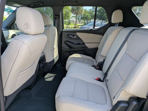 Used 2023 Chevrolet Traverse LS image 12
