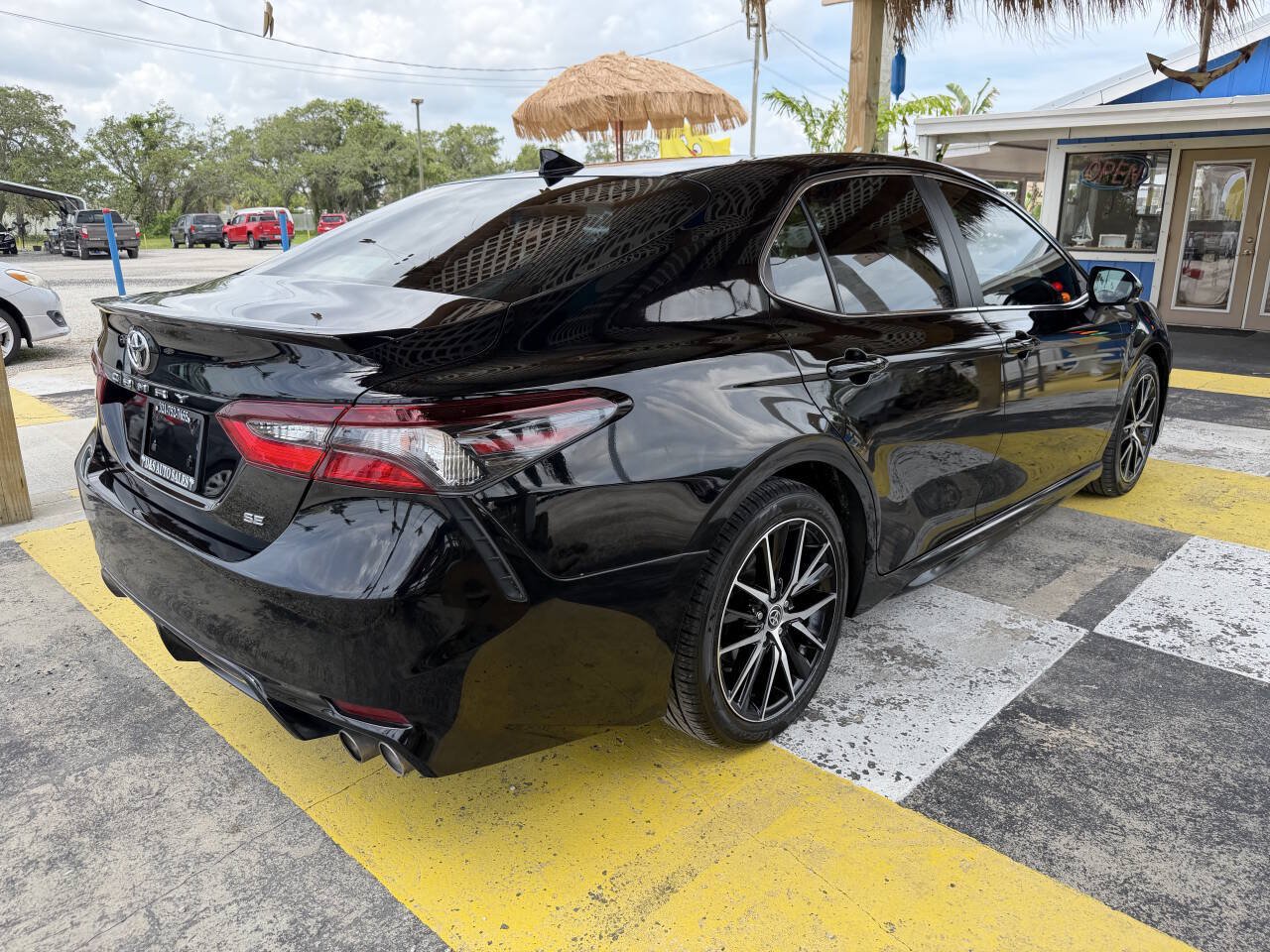 Used 2022 Toyota Camry SE FWD image 5