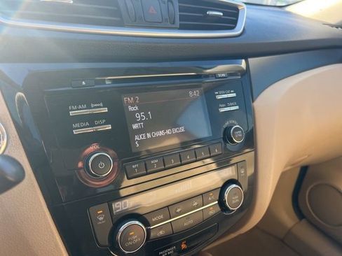 Used 2014 Nissan Rogue SV image 16