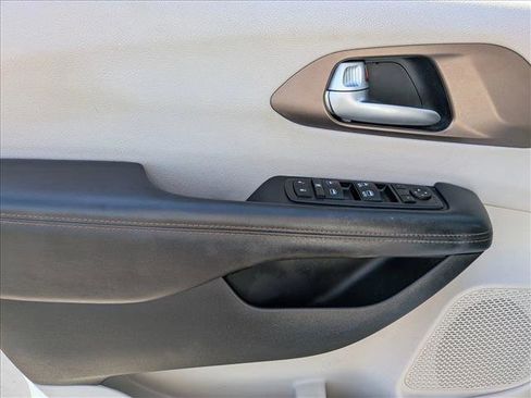 Used 2017 Chrysler Pacifica Touring-L FWD image 11