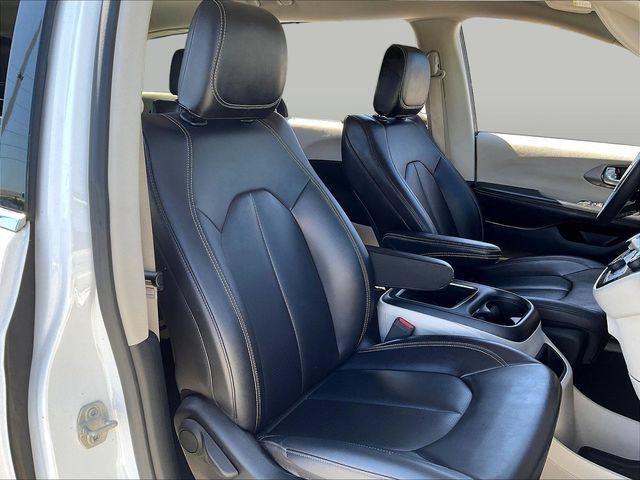Used 2024 Chrysler Pacifica Touring-L FWD image 30