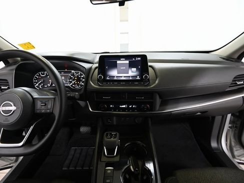 Used 2024 Nissan Rogue SV image 2