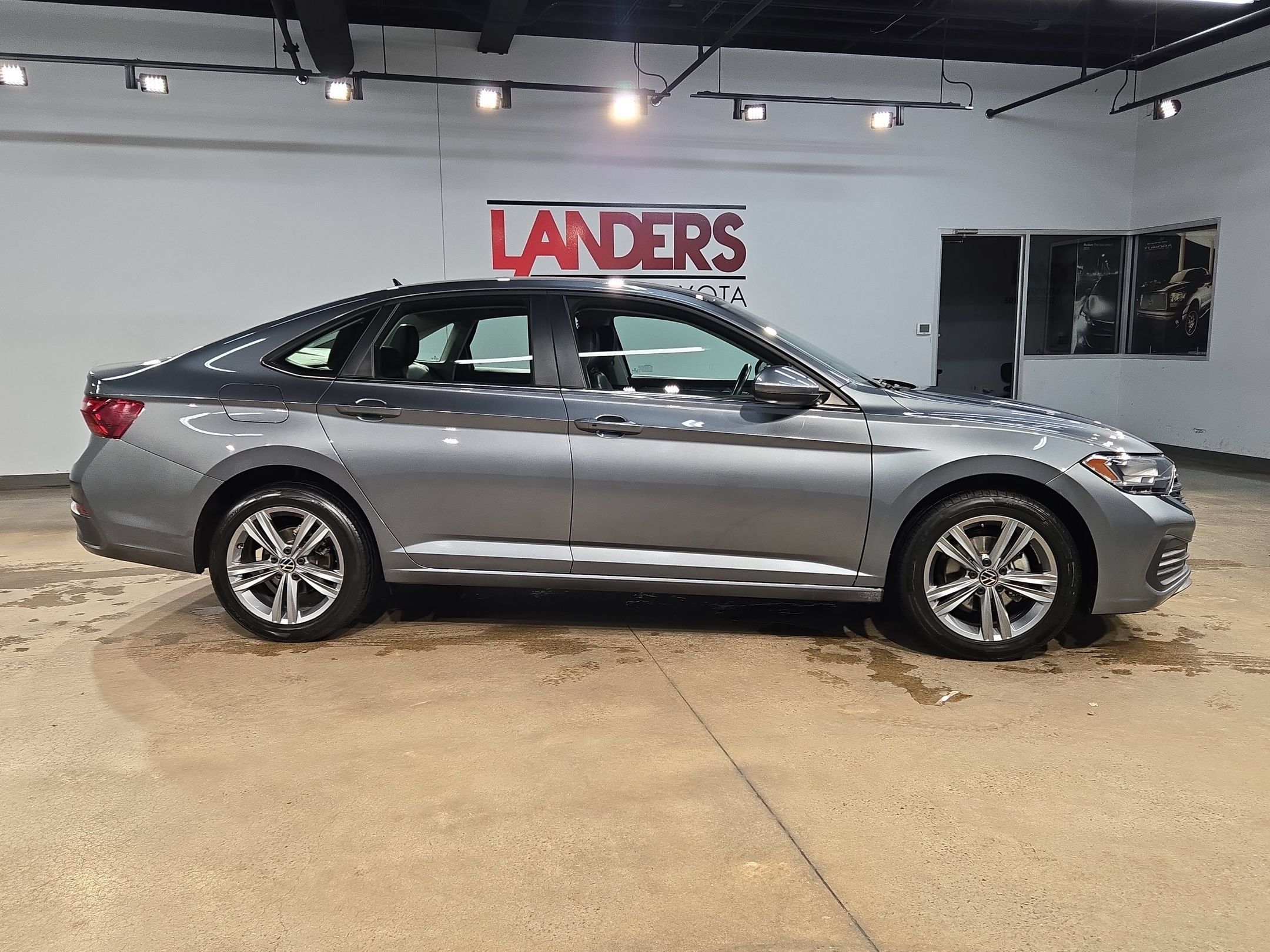 Used 2024 Volkswagen Jetta SE FWD image 8