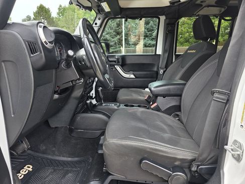 Used 2015 Jeep Wrangler Unlimited Sahara w/ Connectivity Group AWD/4WD image 14