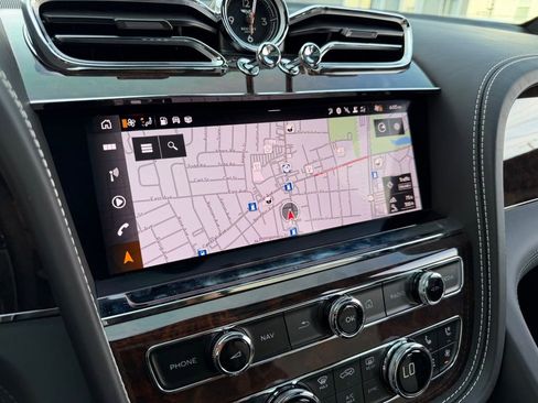 Used 2023 Bentley Bentayga AWD/4WD image 32