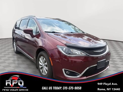 Used 2017 Chrysler Pacifica Touring-L FWD image 5