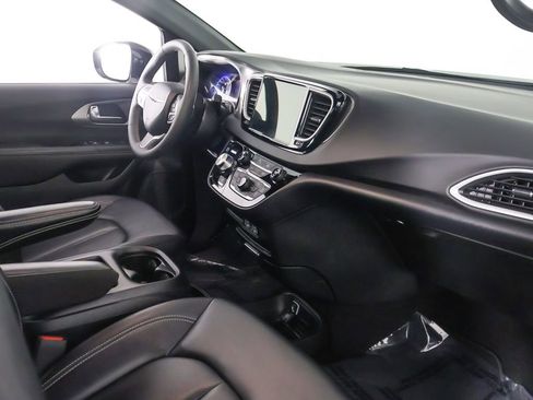 Used 2025 Chrysler Pacifica Select FWD image 27