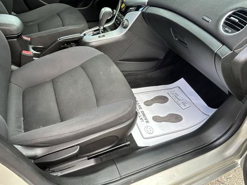 Used 2016 Chevrolet Cruze LT FWD image 12