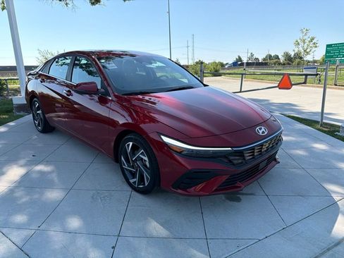 Certified 2024 Hyundai Elantra Limited FWD image 2