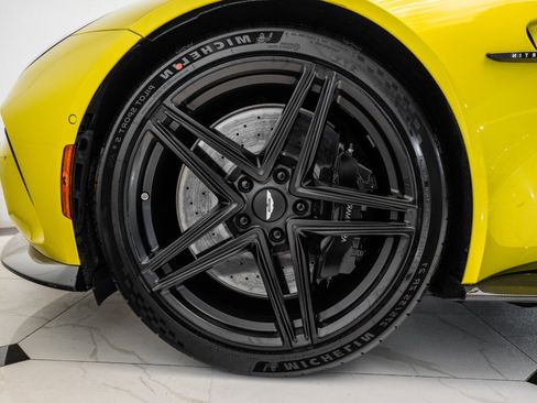Used 2025 Aston Martin V8 Vantage Coupe image 4