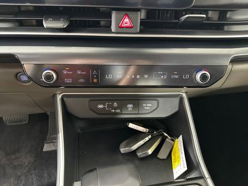 Used 2025 Kia Carnival image 23