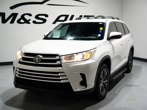 Used 2019 Toyota Highlander LE image 3