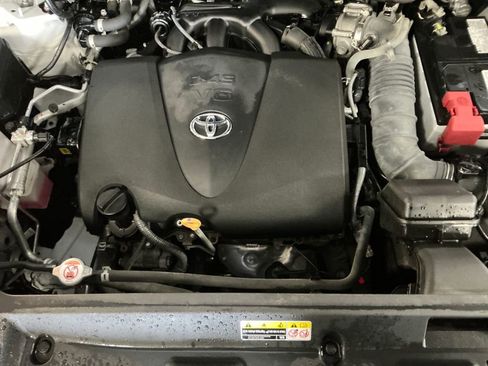 Used 2022 Toyota Highlander XLE AWD/4WD image 9
