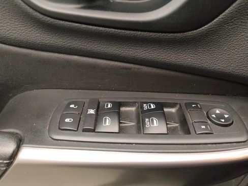 Used 2019 Jeep Cherokee Latitude Plus AWD/4WD image 27
