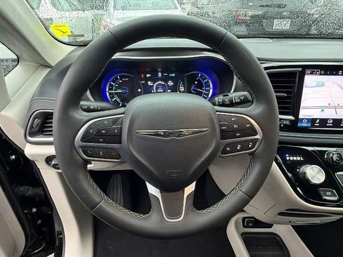 Used 2024 Chrysler Pacifica Limited FWD image 25