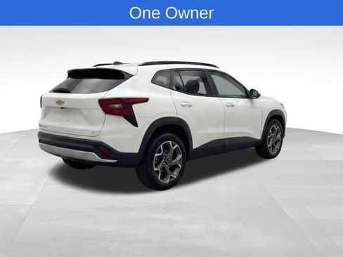 Used 2025 Chevrolet Trax LT w/ LT Convenience Package image 4