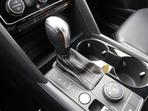 Used 2022 Volkswagen Atlas Cross Sport SE image 31