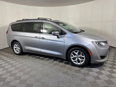 Used 2017 Chrysler Pacifica Touring-L w/ Tire & Wheel Group FWD image 8