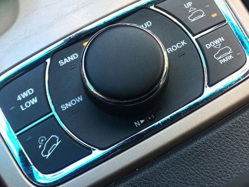 Used 2015 Jeep Grand Cherokee Overland image 27