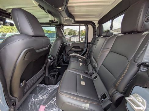New 2025 Jeep Gladiator Sport image 12