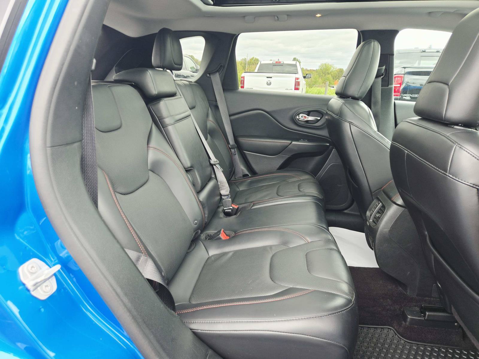 Used 2019 Jeep Cherokee Trailhawk AWD/4WD image 16