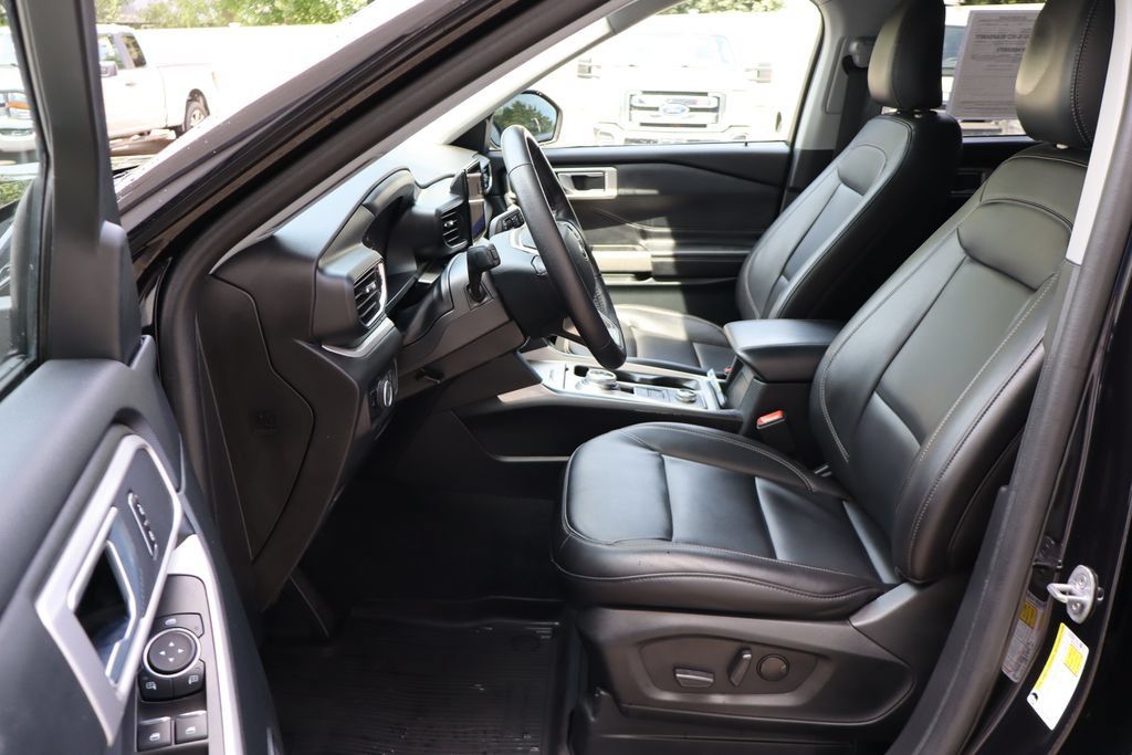 Used 2024 Ford Explorer XLT w/ Equipment Group 202A AWD/4WD image 18