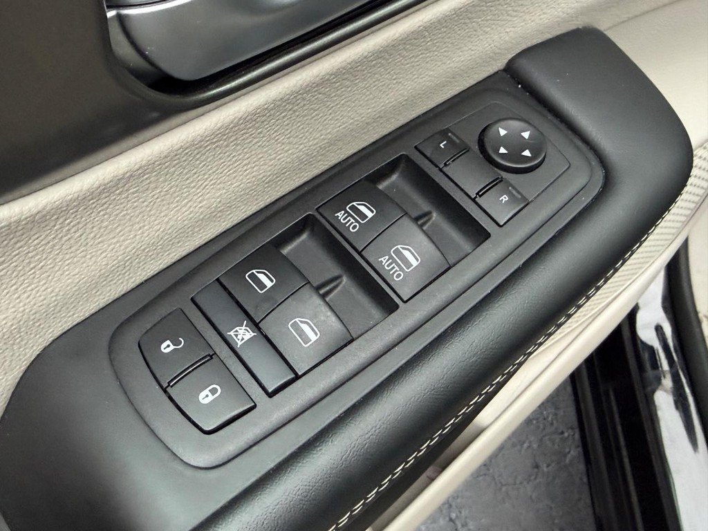 Used 2024 Chrysler Pacifica Touring-L FWD image 15