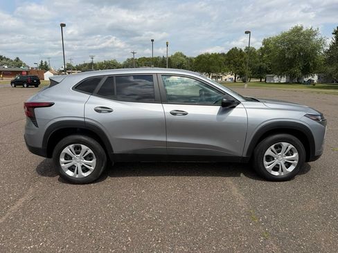 Used 2024 Chevrolet Trax LS w/ Driver Confidence Package FWD image 2