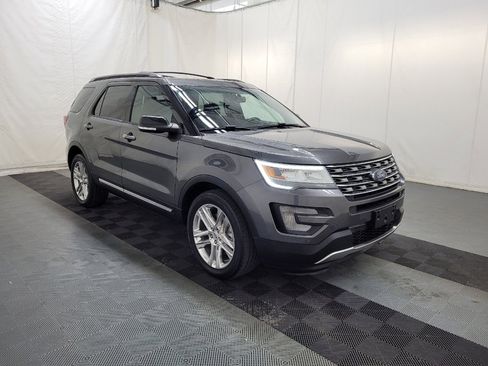 Used 2016 Ford Explorer XLT w/ Equipment Group 202A AWD/4WD image 13