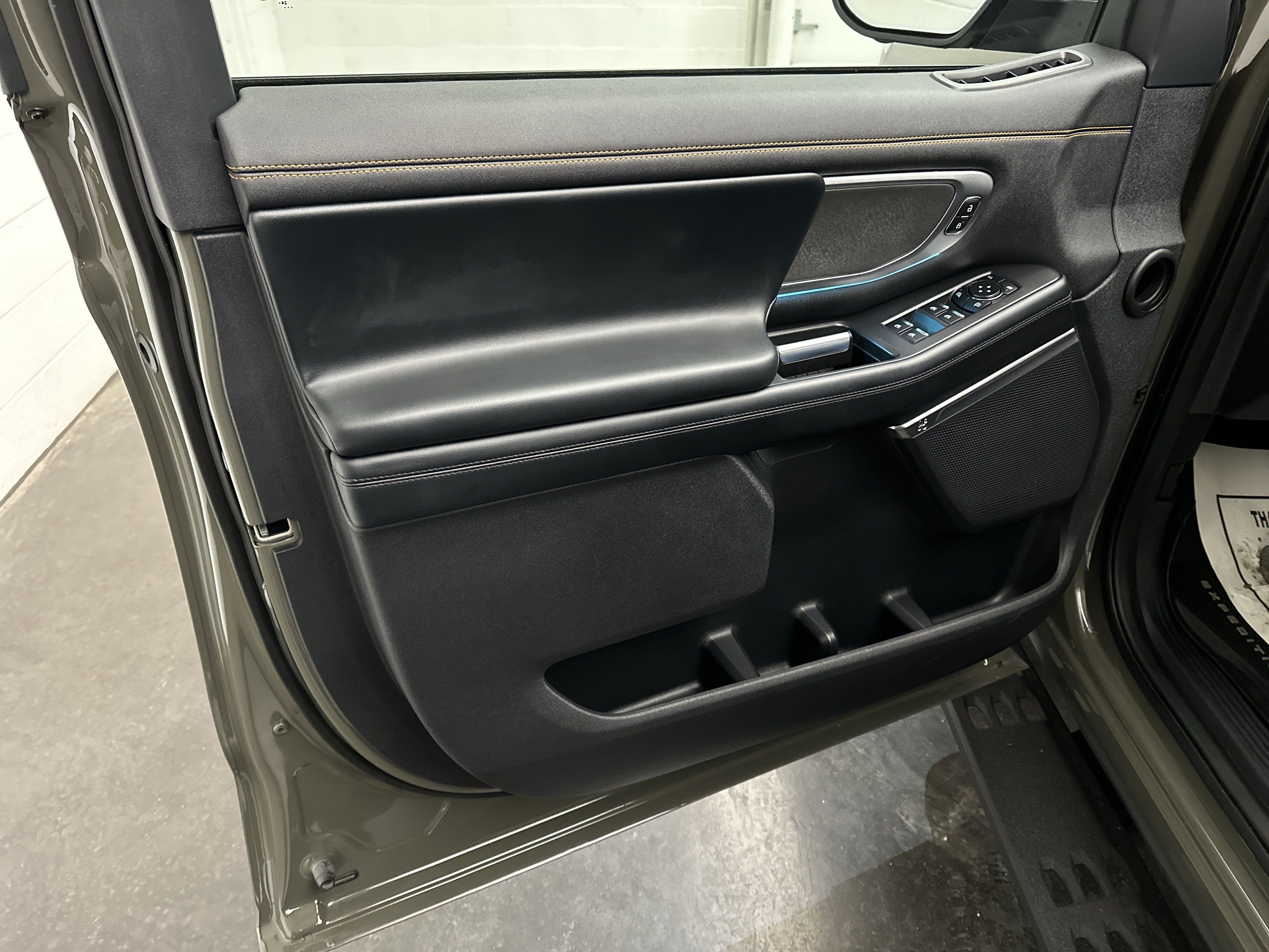 Used 2025 Ford Expedition Tremor AWD/4WD image 25