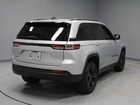 Used 2023 Jeep Grand Cherokee Altitude AWD/4WD image 10