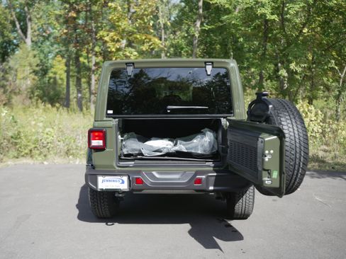 Used 2023 Jeep Wrangler Unlimited Sahara image 8