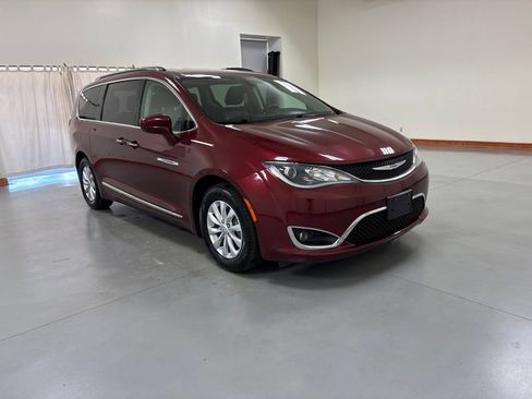 Used 2019 Chrysler Pacifica Touring-L FWD image 2